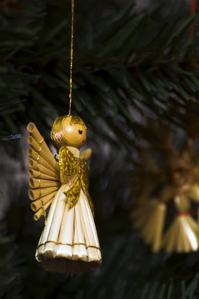 Ozdoby świąteczne na drzewie — Zdjęcie stockowe