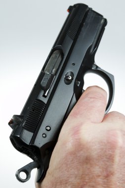 adam bir silah ve silah ücretleri gösteren