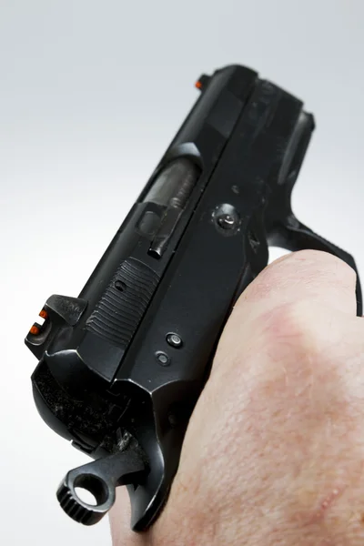 Adam bir silah ve silah ücretleri gösteren — Stok fotoğraf