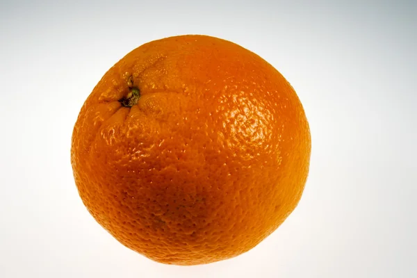 Красивый и вкусный спелый апельсин — стоковое фото