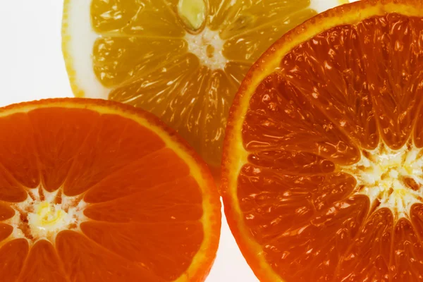 Спелый и вкусный апельсин и лимон — стоковое фото