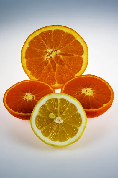 熟した、おいしいオレンジとレモン — ストック写真