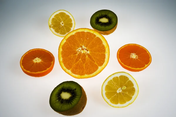 Красивый и вкусный спелый апельсин — стоковое фото