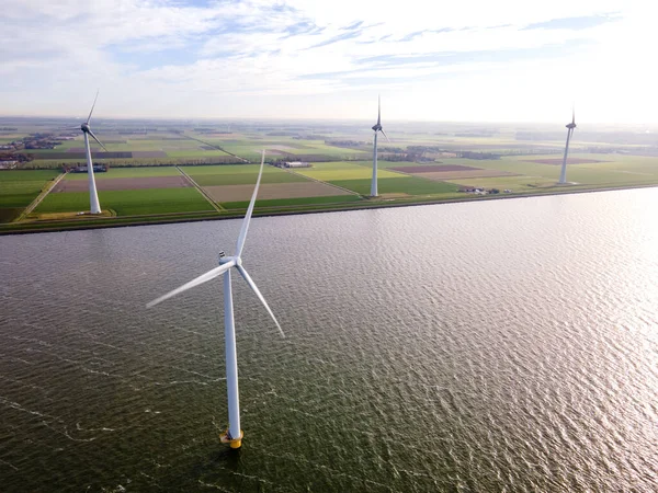 洋上風力発電所と雲と青空風力発電所のある風力発電所の公園 — ストック写真