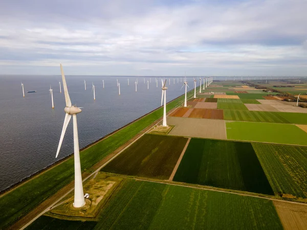 Parco mulino a vento offshore con nuvole e un cielo blu, parco mulino a vento nell'oceano drone vista aerea con turbina eolica — Foto Stock