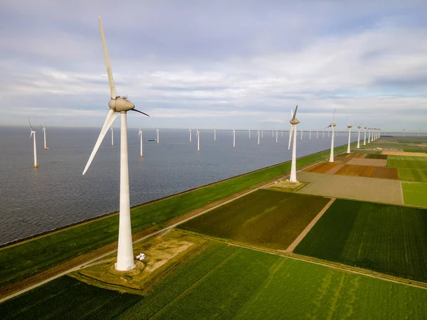 Parque de moinho de vento offshore com nuvens e um céu azul, parque de moinho de vento no oceano vista aérea drone com turbina eólica — Fotografia de Stock