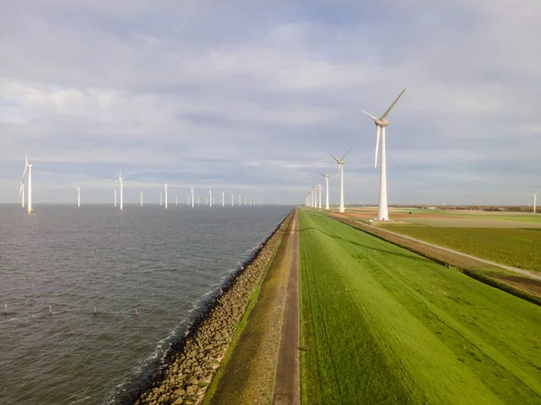 Parque de molinos de viento en alta mar con nubes y un cielo azul, parque de molinos de viento en el océano vista aérea de drones con turbina de viento — Foto de Stock