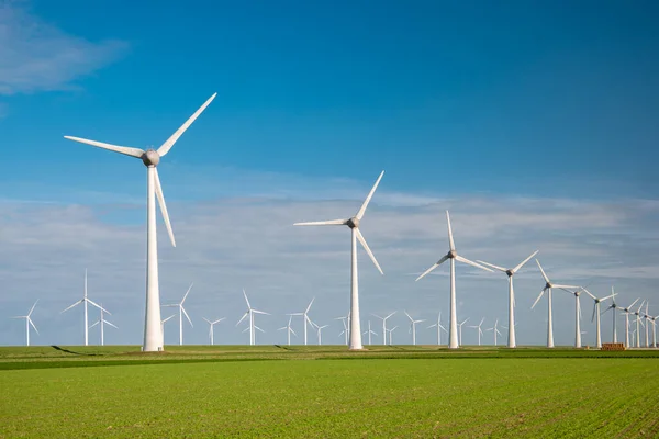 Parque de molinos de viento en alta mar con nubes y un cielo azul, parque de molinos de viento en el océano vista aérea de drones con turbina de viento — Foto de Stock