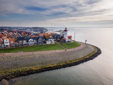 Limanda güzel renkli deniz feneri olan Urk köyü. Hollanda 'nın Ijsselmeer Gölü kıyısında.