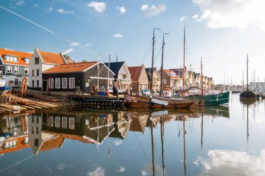 Urk Hollanda Ekim 2020, güneşli bir günde eski bir histrolik liman, küçük bir kasaba Urk köyü güzel renkli deniz feneriyle birlikte Hollanda Gölü kıyısında Flevoaland