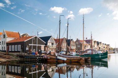 Urk Hollanda Ekim 2020, güneşli bir günde eski bir histrolik liman, küçük bir kasaba Urk köyü güzel renkli deniz feneriyle birlikte Hollanda Gölü kıyısında Flevoaland