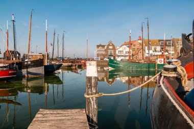 Urk Hollanda Ekim 2020, güneşli bir günde eski bir histrolik liman, küçük bir kasaba Urk köyü güzel renkli deniz feneriyle birlikte Hollanda Gölü kıyısında Flevoaland