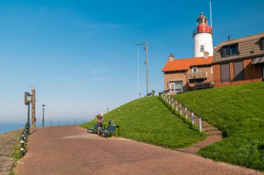 Limanda güzel renkli deniz feneri olan Urk köyü. Hollanda 'nın Ijsselmeer Gölü kıyısında.