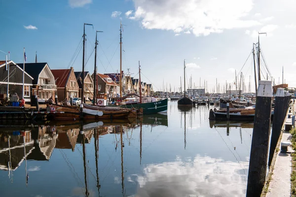 Urk Netherlands October 2020, Old histroical harbor on a sunny day, Small town of Urk village with the beautiful colorful lighthouse at the harbour by the lake ijsselmeer Netherlands Flevoalnd — Stock Photo, Image