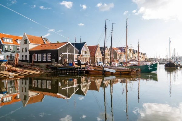 Urk Países Bajos octubre 2020, Antiguo puerto histórico en un día soleado, Pequeña ciudad de Urk pueblo con el hermoso faro de colores en el puerto junto al lago ijsselmeer Países Bajos Flevoalnd — Foto de Stock