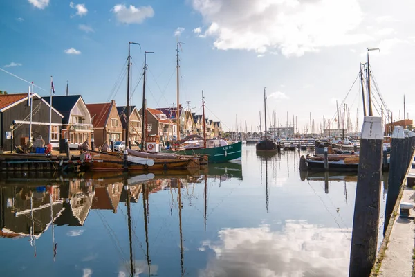 Urk Holanda Outubro 2020, Antigo porto histórico em um dia ensolarado, Pequena cidade de Urk aldeia com o belo farol colorido no porto junto ao lago ijsselmeer Holanda Flevoalnd — Fotografia de Stock