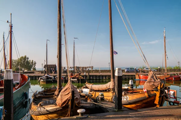 Urk Holandia październik 2020, Stary port histroiczny w słoneczny dzień, Miasteczko Urk z piękną latarnią morską w porcie nad jeziorem ijsselmeer Holandia Flevoalnd — Zdjęcie stockowe