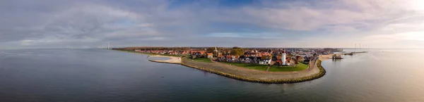 Urk by med den vackra färgglada fyren i hamnen vid sjön ijsselmeer Nederländerna Flevoalnd — Stockfoto