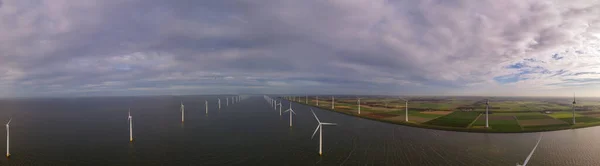 Offshore-Windmühlenpark mit Wolken und blauem Himmel, Windmühlenpark im Meer Drohnen-Luftbild mit Windkraftanlage — Stockfoto