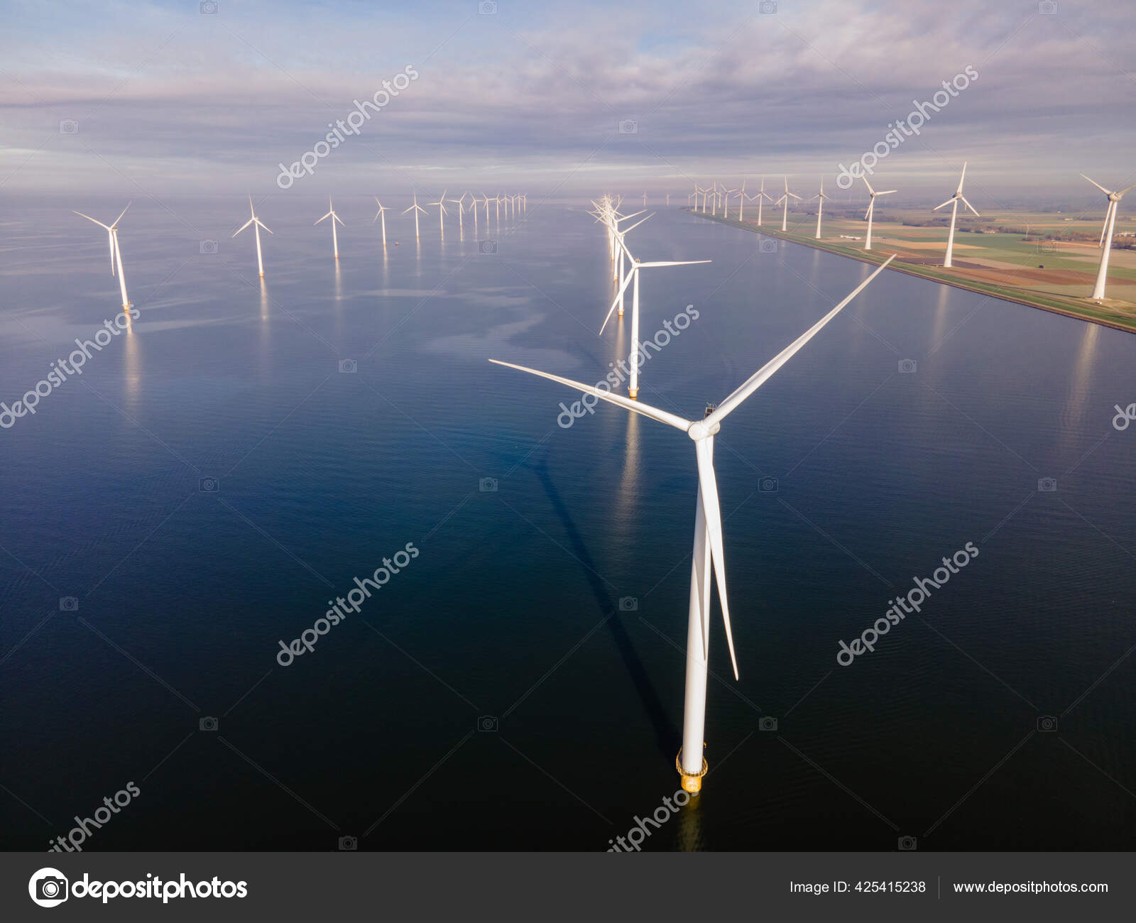 Fotos de Moinho de vento mar, Imagens de Moinho de vento mar sem royalties
