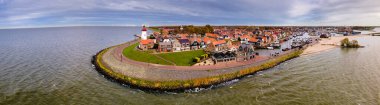 Limanda güzel renkli deniz feneri olan Urk köyü. Hollanda 'nın Ijsselmeer Gölü kıyısında.