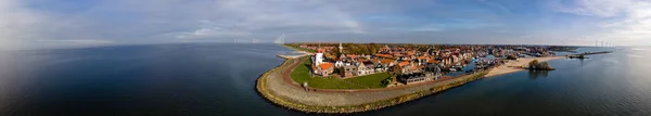 Urk by med den vackra färgglada fyren i hamnen vid sjön ijsselmeer Nederländerna Flevoalnd — Stockfoto