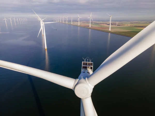 Bulutları ve mavi gökyüzü olan off-shore yel değirmeni parkı, okyanusta rüzgar türbinli drone hava manzaralı yel değirmeni. — Stok fotoğraf