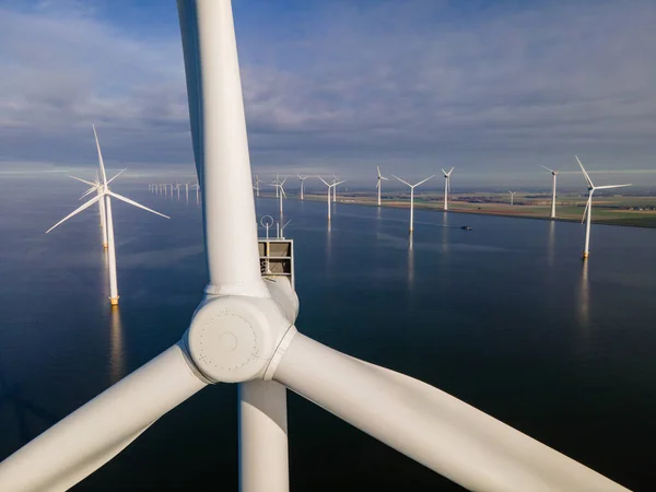 Parc éolien offshore avec nuages et ciel bleu, parc éolien dans l'océan vue aérienne de drone avec éolienne — Photo