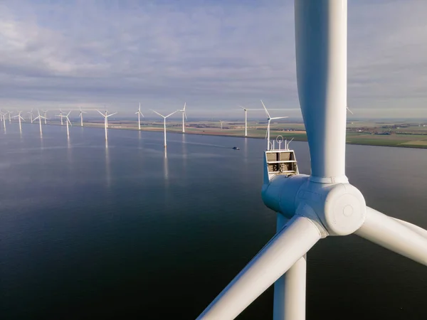 Parque de molinos de viento en alta mar con nubes y un cielo azul, parque de molinos de viento en el océano vista aérea de drones con turbina de viento —  Fotos de Stock