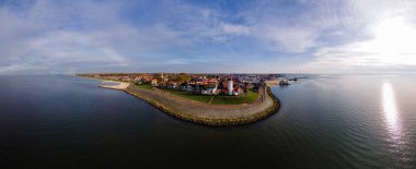 Limanda güzel renkli deniz feneri olan Urk köyü. Hollanda 'nın Ijsselmeer Gölü kıyısında.