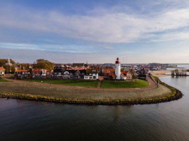 Limanda güzel renkli deniz feneri olan Urk köyü. Hollanda 'nın Ijsselmeer Gölü kıyısında.