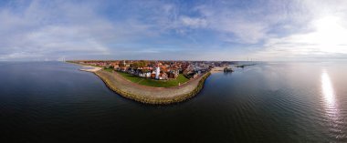 Limanda güzel renkli deniz feneri olan Urk köyü. Hollanda 'nın Ijsselmeer Gölü kıyısında.