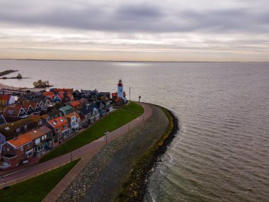 Limanda güzel renkli deniz feneri olan Urk köyü. Hollanda 'nın Ijsselmeer Gölü kıyısında.