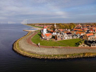 Limanda güzel renkli deniz feneri olan Urk köyü. Hollanda 'nın Ijsselmeer Gölü kıyısında.