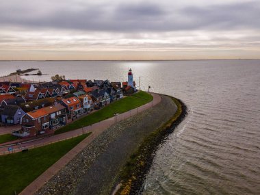 Limanda güzel renkli deniz feneri olan Urk köyü. Hollanda 'nın Ijsselmeer Gölü kıyısında.
