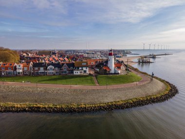 Limanda güzel renkli deniz feneri olan Urk köyü. Hollanda 'nın Ijsselmeer Gölü kıyısında.
