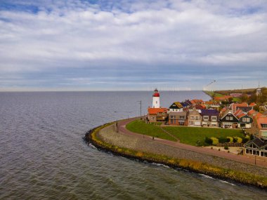 Limanda güzel renkli deniz feneri olan Urk köyü. Hollanda 'nın Ijsselmeer Gölü kıyısında.