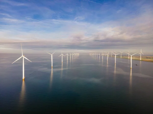 洋上風力発電所と雲と青空風力発電所のある風力発電所の公園 — ストック写真