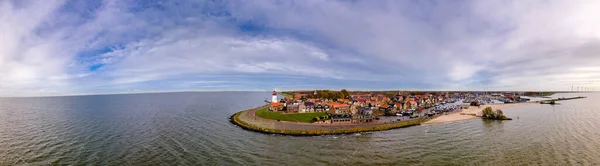 Urk by med den vackra färgglada fyren i hamnen vid sjön ijsselmeer Nederländerna Flevoalnd — Stockfoto