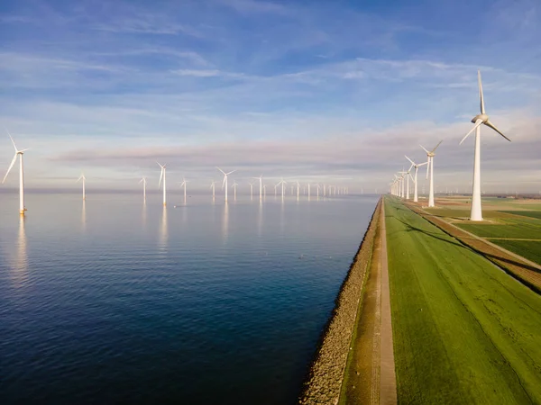 Морской парк ветряной мельницы с облаками и голубым небом, парк ветряной мельницы в океане, беспилотник с видом с ветряной турбиной — стоковое фото