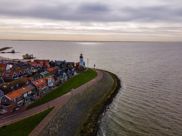 Urk Dorf mit dem schönen bunten Leuchtturm am Hafen am See ijsselmeer — Stockfoto