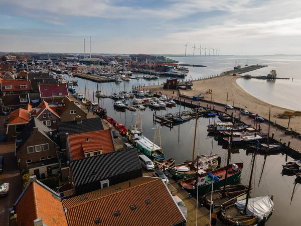 Urk dorp met de prachtige kleurrijke vuurtoren aan de haven bij het ijsselmeer Nederland Flevoalnd — Stockfoto