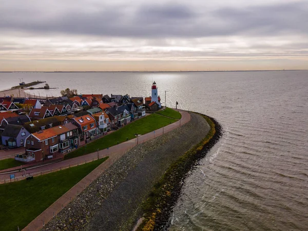 Деревня Урк с красивым красочным маяком в гавани у озера Эйсселмер Нидерланды Flevoalnd — стоковое фото