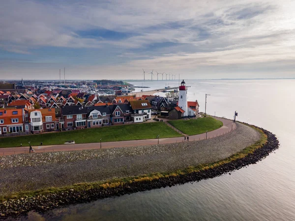 Urk village avec le beau phare coloré au port au bord du lac ijsselmeer Pays-Bas Flevoalnd — Photo