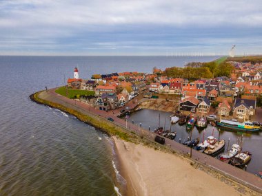 Limanda güzel renkli deniz feneri olan Urk köyü. Hollanda 'nın Ijsselmeer Gölü kıyısında.