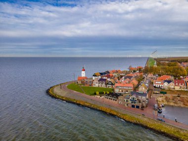 Limanda güzel renkli deniz feneri olan Urk köyü. Hollanda 'nın Ijsselmeer Gölü kıyısında.