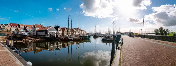 Urk Pays-Bas Octobre 2020, Vieux port historique par une journée ensoleillée, Petite ville de village Urk avec le beau phare coloré au port près du lac ijsselmeer Pays-Bas Flevoalnd — Photo