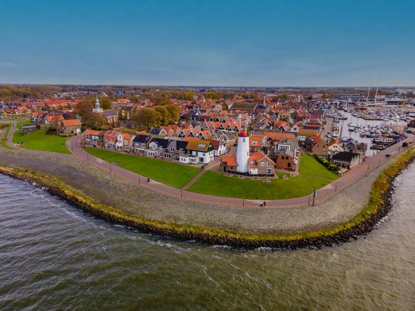 Urk Dorf mit dem schönen bunten Leuchtturm am Hafen am See ijsselmeer — Stockfoto