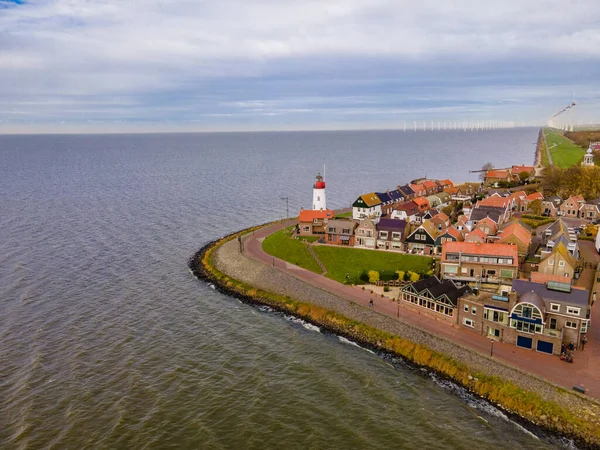 Urk vesnice s krásným barevným majákem v přístavu u jezera ijsselmeer Nizozemsko Flevoalnd — Stock fotografie