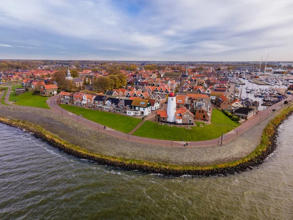 Urk Dorf mit dem schönen bunten Leuchtturm am Hafen am See ijsselmeer — Stockfoto